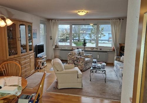 Helles Wohnzimmer einer betreuten Wohnung mit Blick auf die Straße