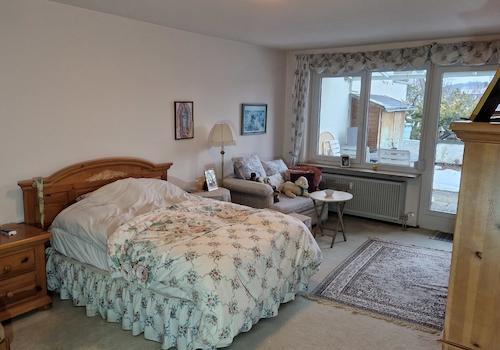 Schlafzimmer einer betreuten Wohnung mit Blick in den Garten