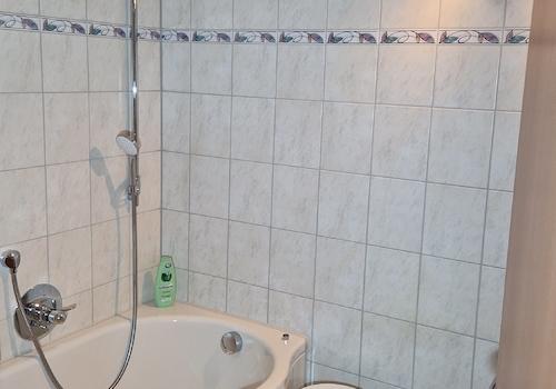 Frisch gereinigtes, gefliestes Bad einer betreuten Wohnung